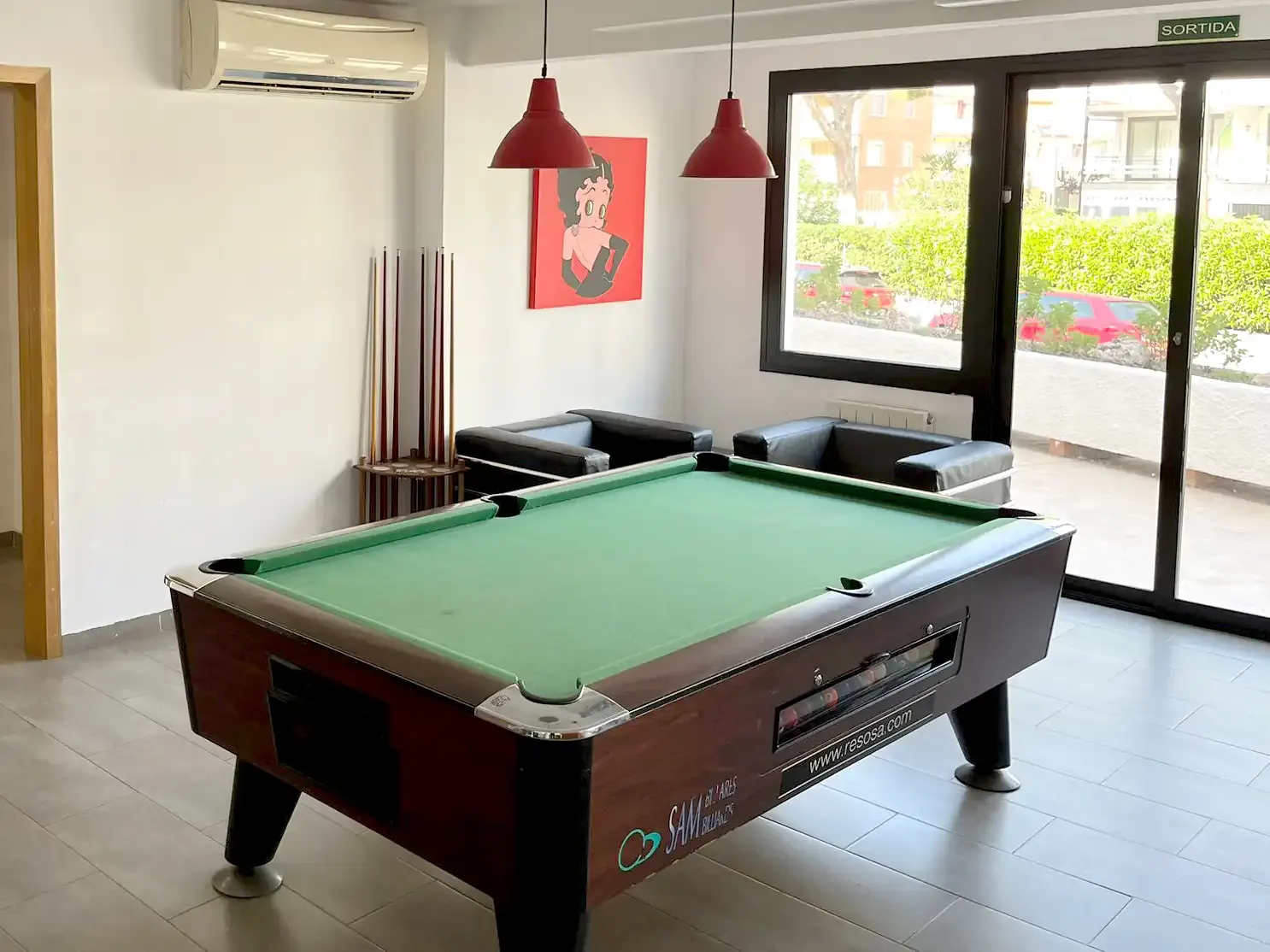 Mesa de billar en la sala de juegos