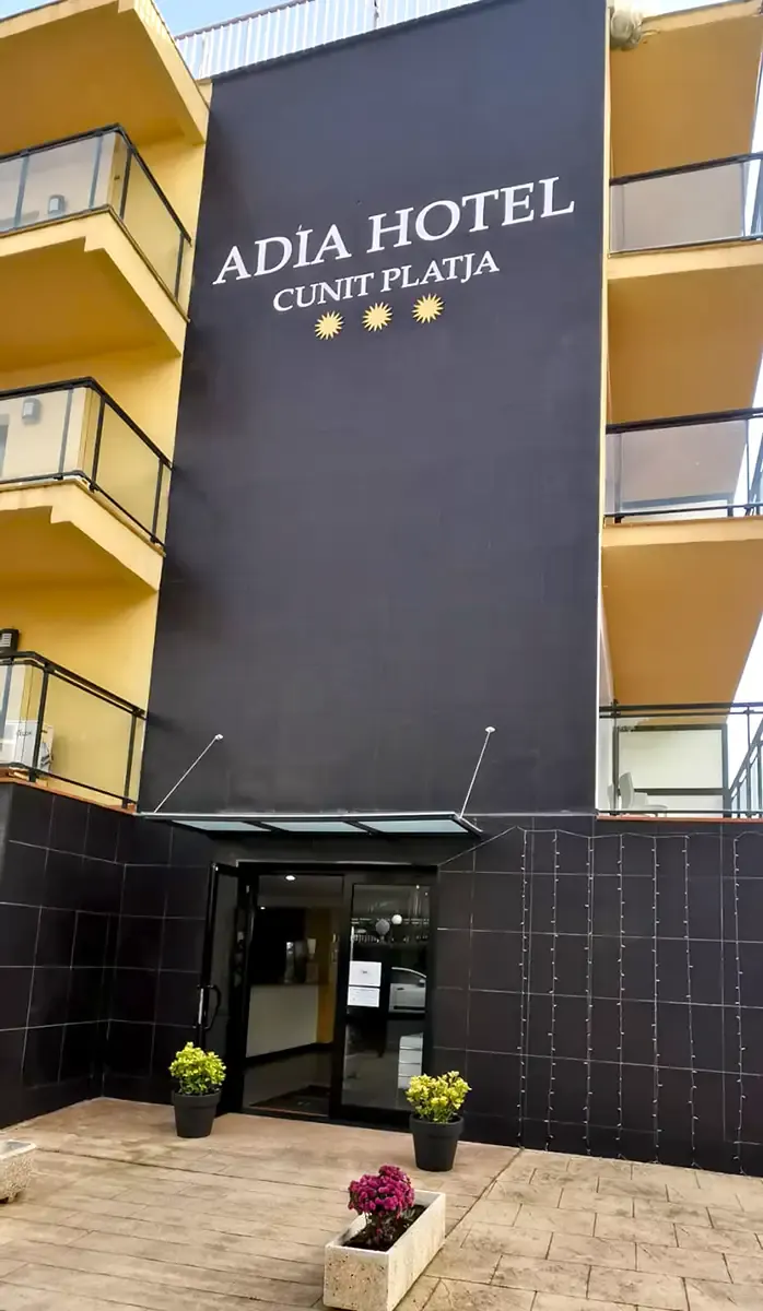 Fachada del Adia Hotel