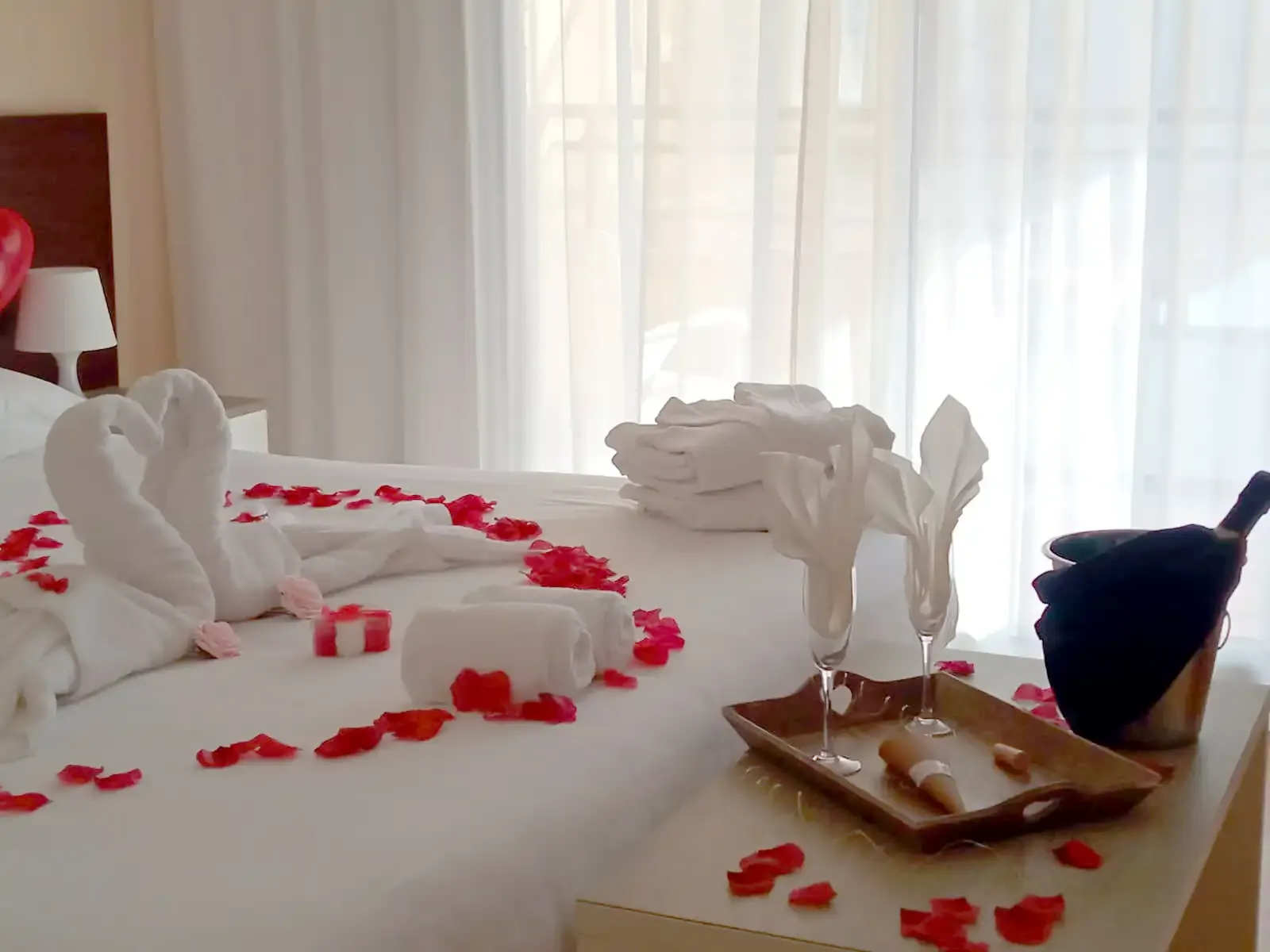 Habitación preparada para una escapada romántica