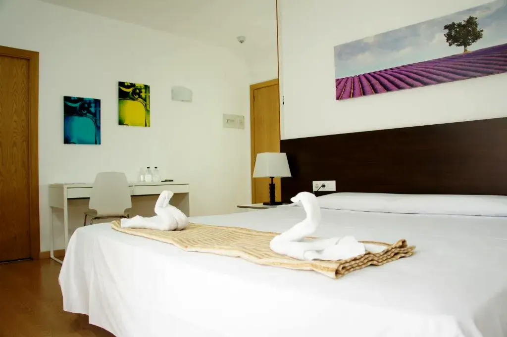 Habitación triple con cama de matrimonio y escritorio