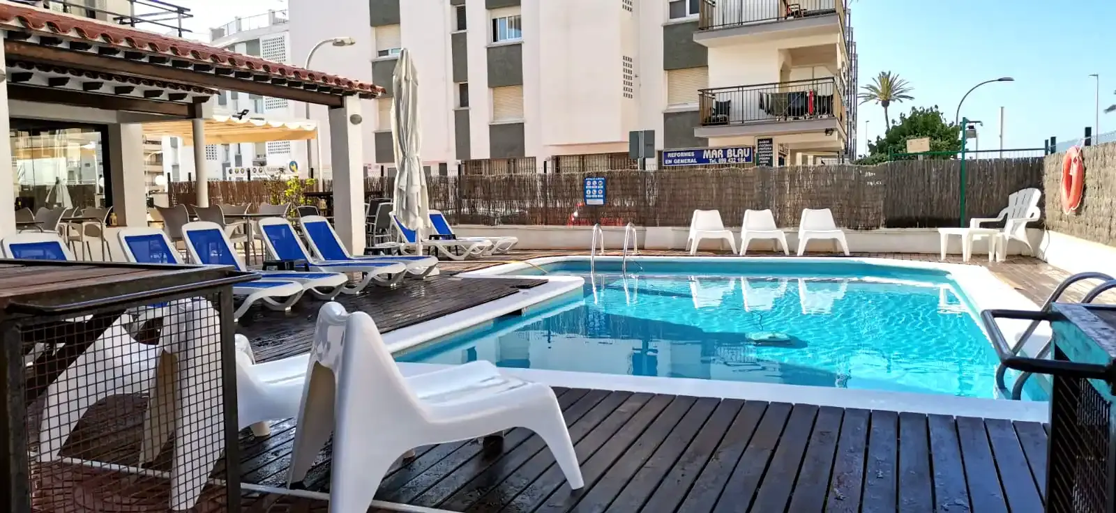 Terraza de la piscina con tumbonas