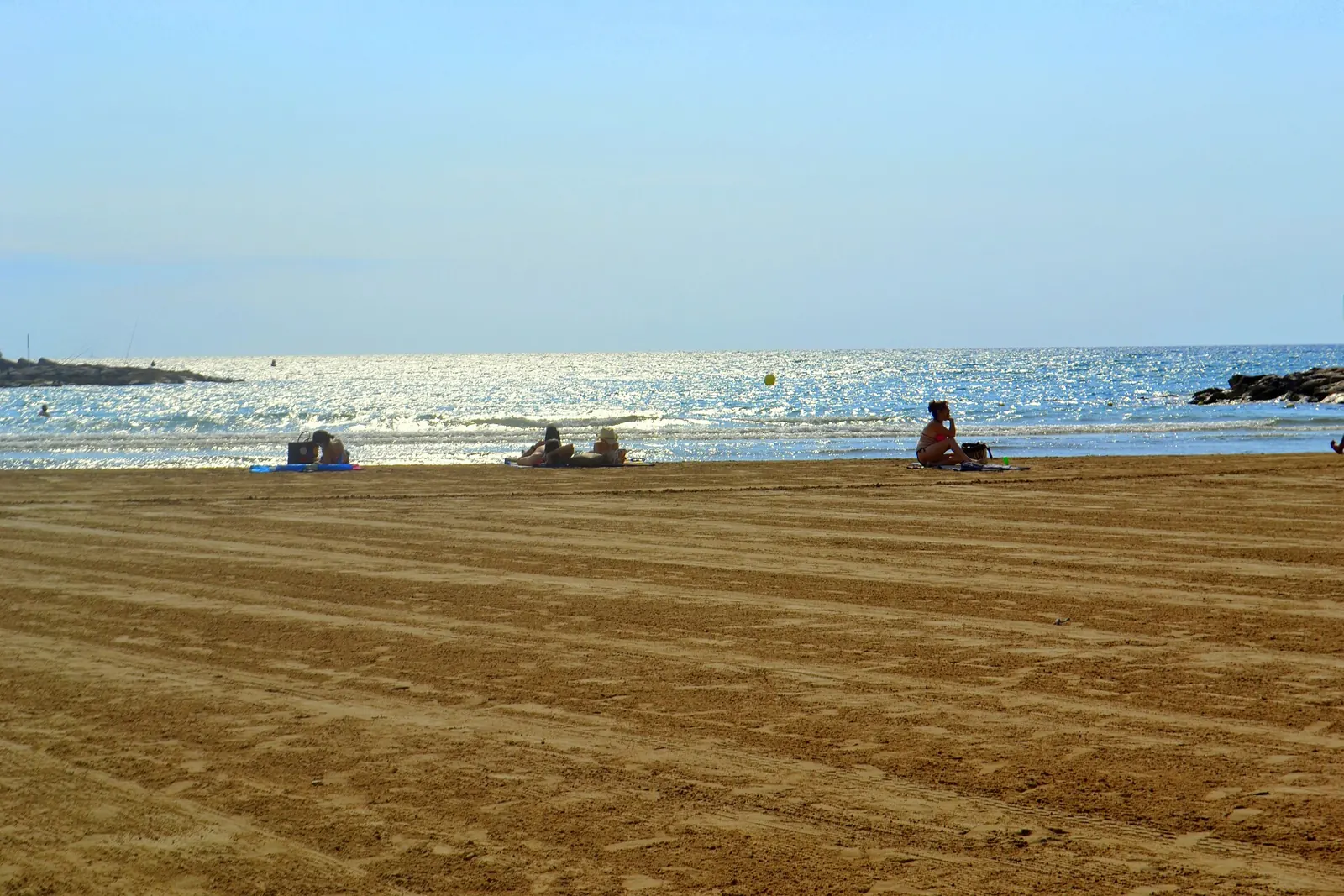 Playa de Cunit con arena fina y el mar en calma
