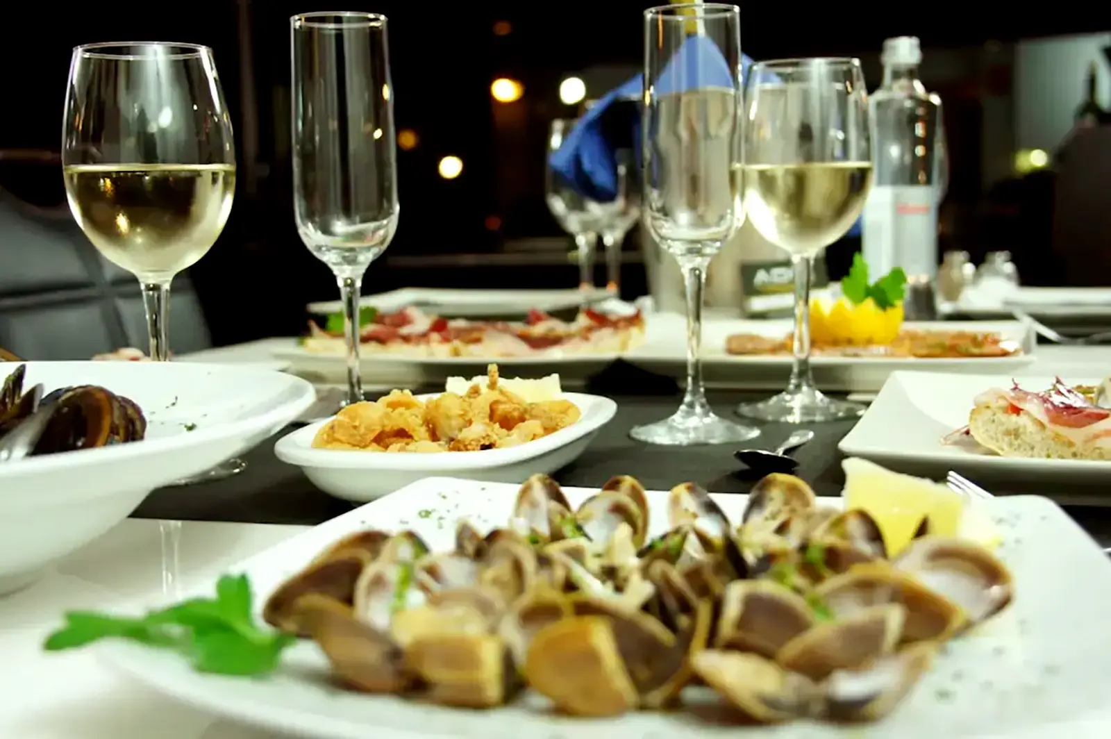 Mesa con copas y almejas