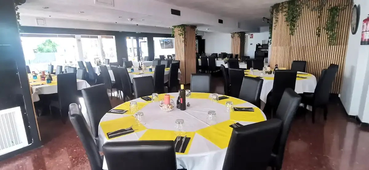 Mesas montadas en el comedor